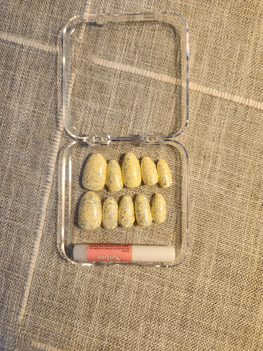 Butter yellow nail set with glitter finish